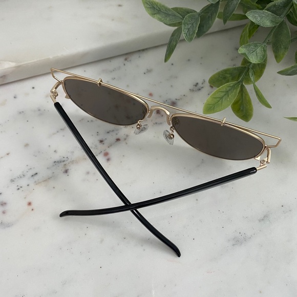 "Amira" Sunglasses || Green & Gold Mirror Aviator - Picture 3 of 9